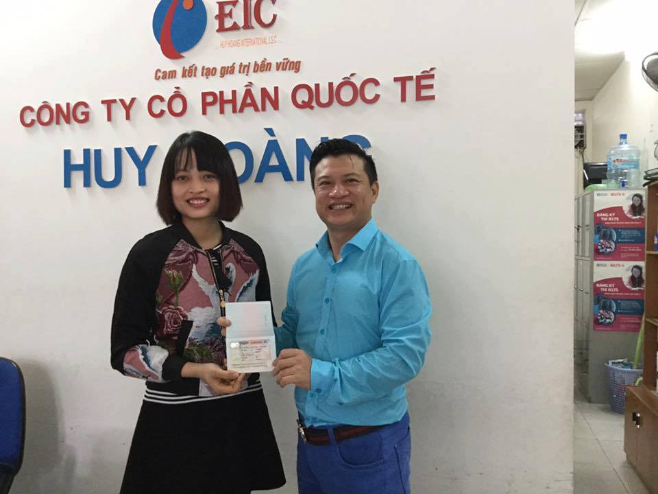 TGĐ Huy Hoàng trao visa du học Canada cho học sinh Trần Thị Oanh Hoà